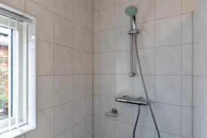 Moderne douche met witte tegels