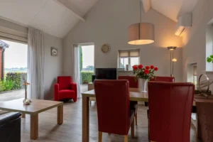 Groothoek perspectief van de woonkamer en eethoek.