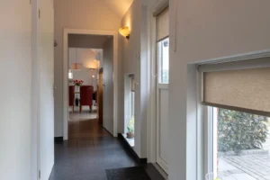 Een lichte hal die naar de keuken loopt.