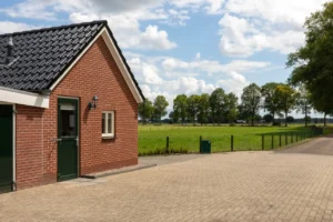 Zonnige foto van de oprit van het appartemment