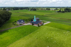 Luchtfoto met een pijl naar de accommodatie