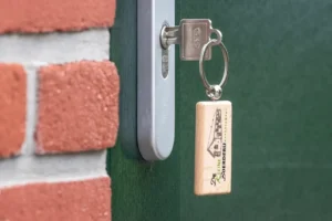 Sfeerfoto van een de kleine boerderij sleutelhanger in de voordeur.