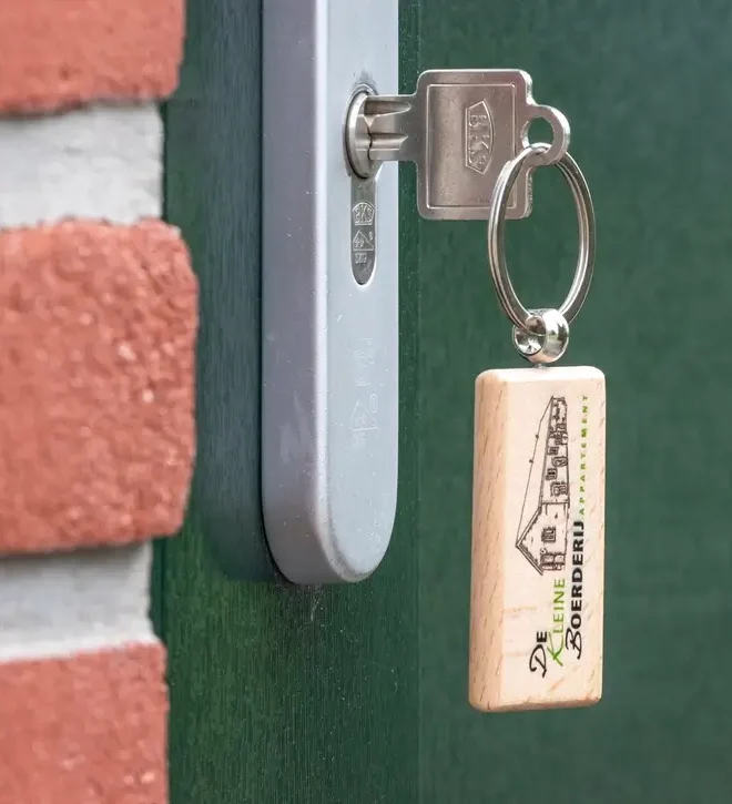 Sfeerfoto van een de kleine boerderij sleutelhanger in de voordeur.