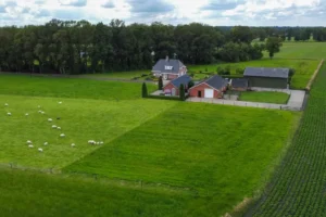 Luchtfoto van de boerderij tussen de weilanden